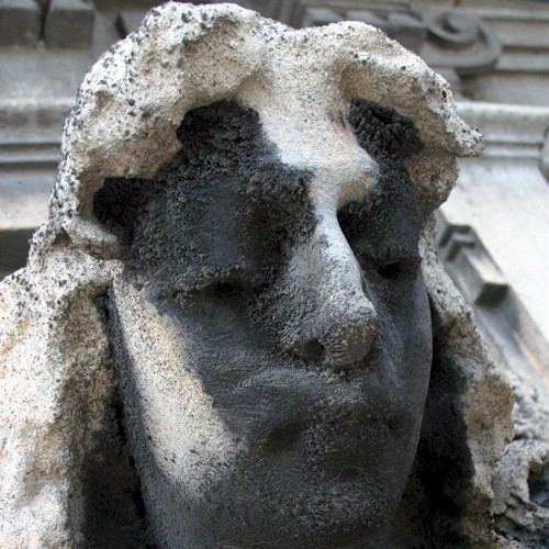 Figura prima del restauro