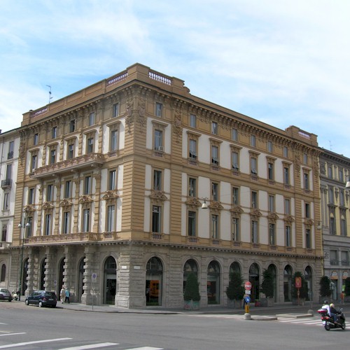 Vista angolo piazza Castello - via Minghetti